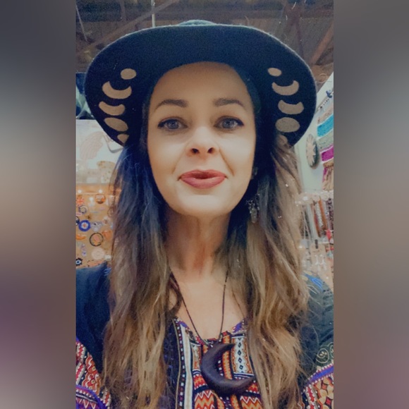 Meet your Posher, Laura - Picture 1 of 10